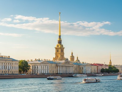 Катер по Неве мимо Адмиралтейства СПб
