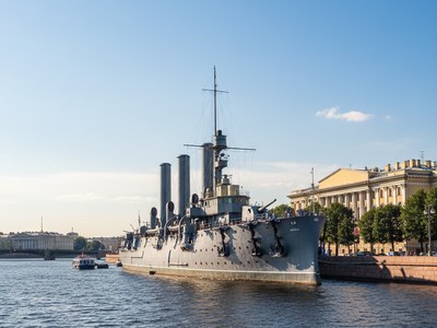 Катер у крейсера Аврора — экскурсия по Неве СПб