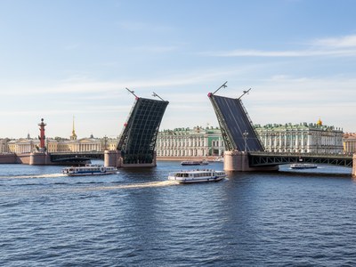 Прогулка на катере под Дворцовым мостом