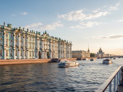 Экскурсия на катере мимо Эрмитажа — аренда катера СПб