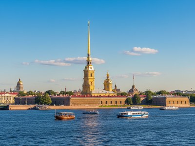 Катер у Петропавловской крепости — экскурсия по Неве