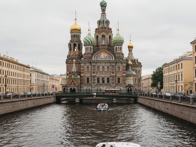 Вид на Спас на Крови с катера — прогулка по каналам