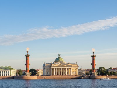Аренда катера — вид на Стрелку Васильевского острова