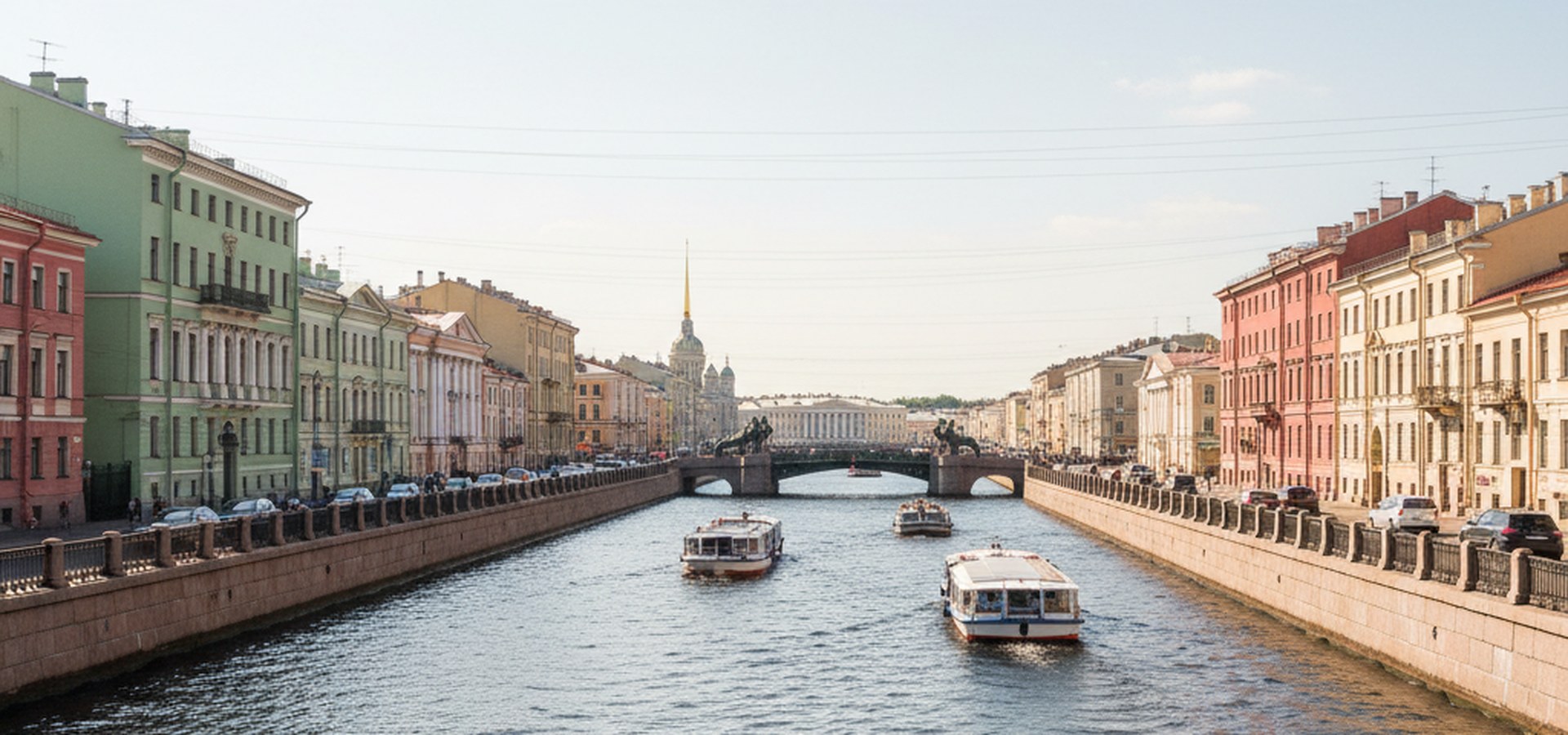 Вечерняя Фонтанка с катером у Шереметевского дворца в Санкт-Петербурге