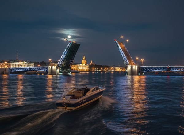 Скоростной катер на Неве — развод мостов ночью