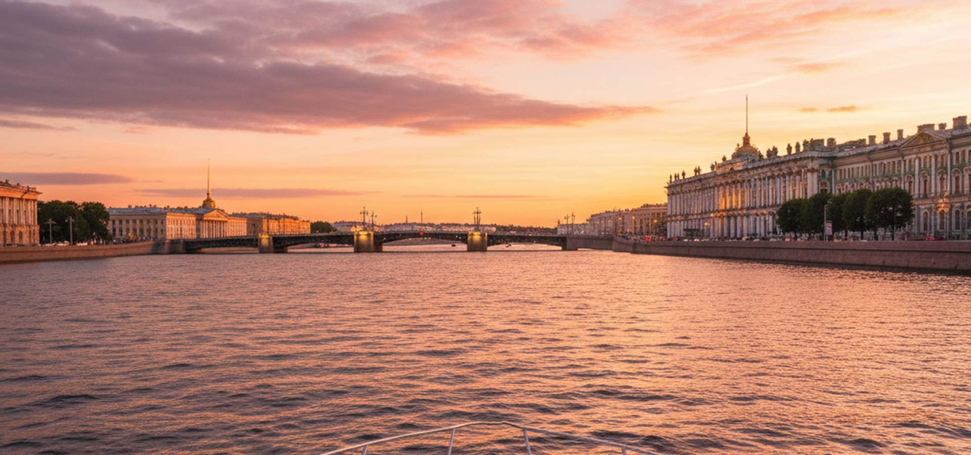 Катер на Неве в Санкт-Петербурге — панорама разводных мостов