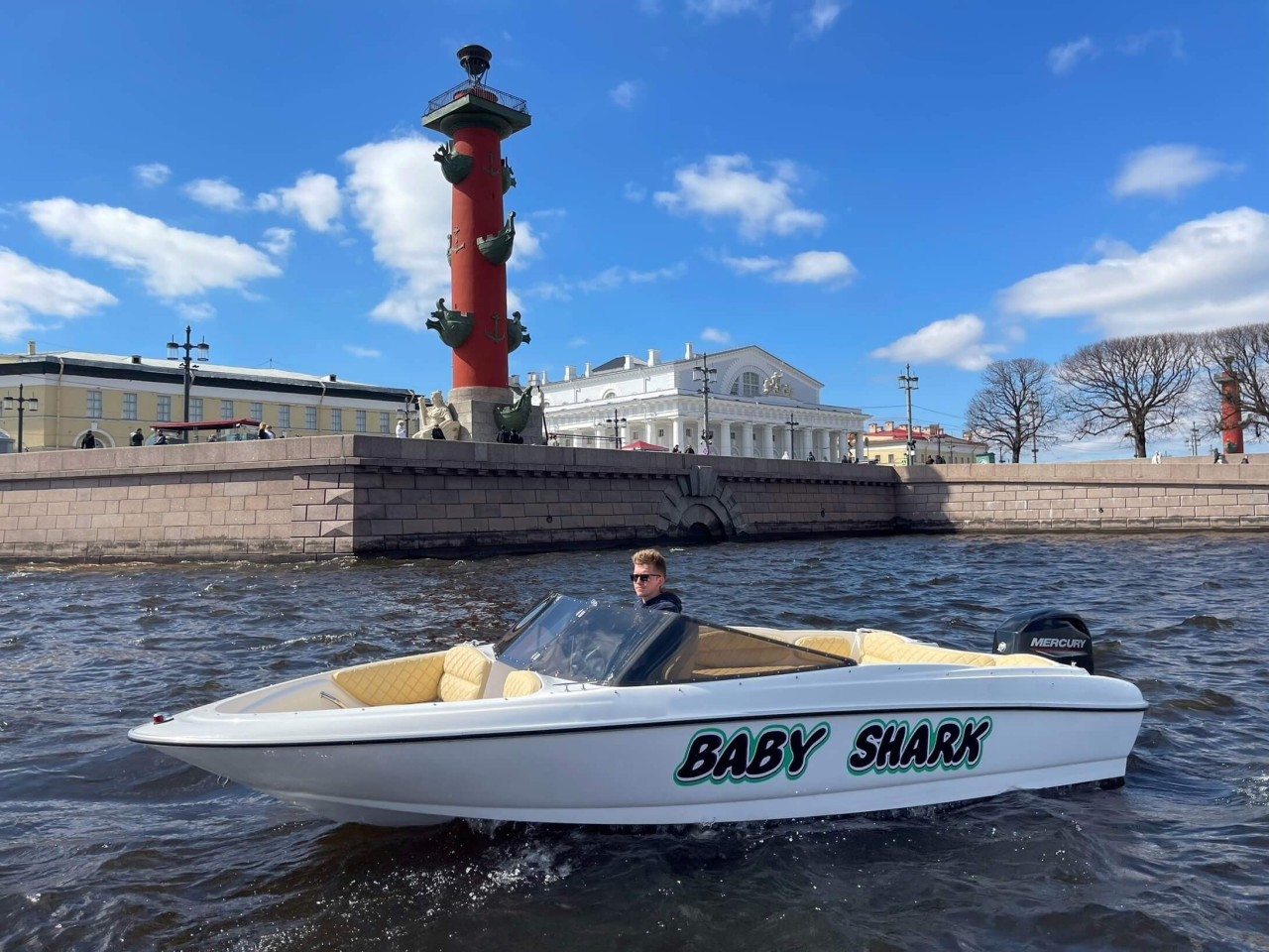 Катер Бейби шарк / Baby Shark — аренда катера на корпоратив