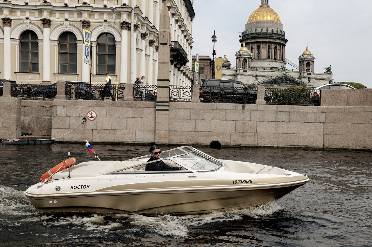 Катер Бостон, катер для вечерней прогулки в Петербурге