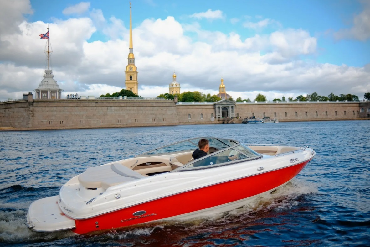 Катер Бурлеск — прогулка по Неве на катере