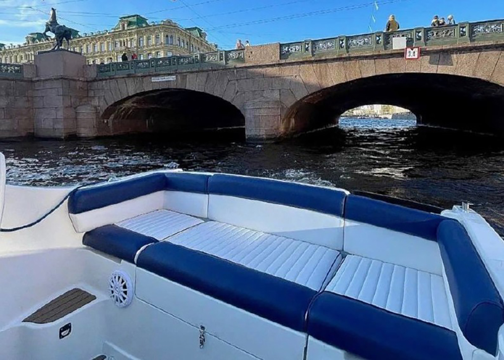 Катер Фиеста — вид с борта на каналы Петербурга