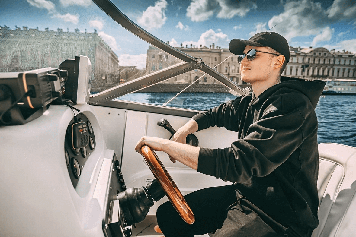 Катер Фридом — вид с борта на каналы Петербурга