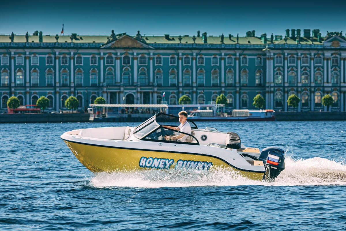 Катер Хани Банни / Honey Bunny — вид с борта на каналы Петербурга