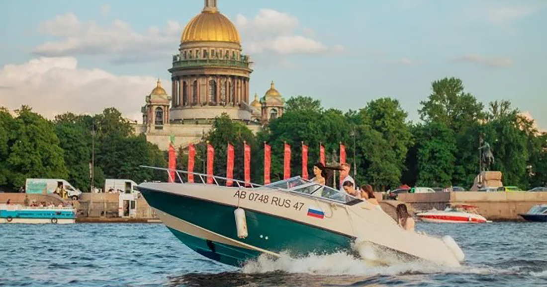 Катер Катюша — салон и зона отдыха