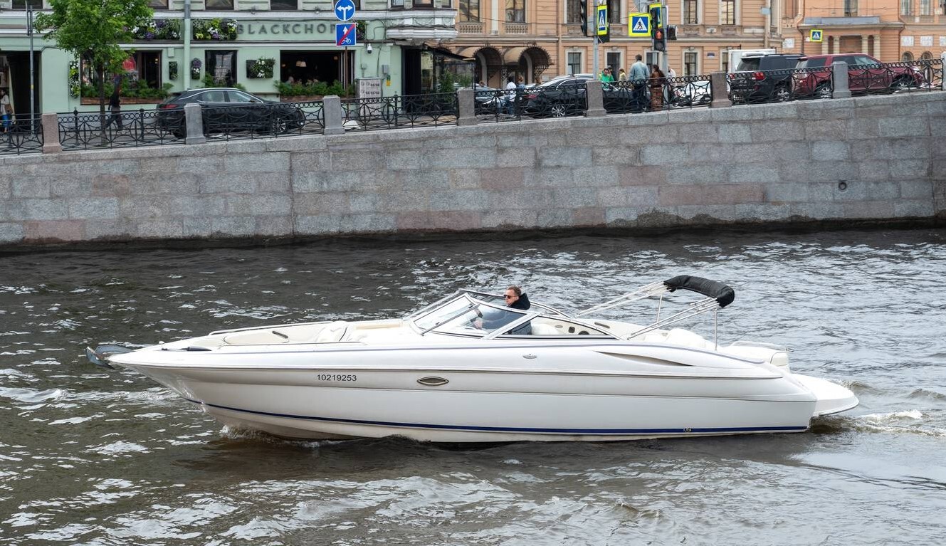 Катер Монтерей (Monterey) 298 SS — вид с борта на каналы Петербурга