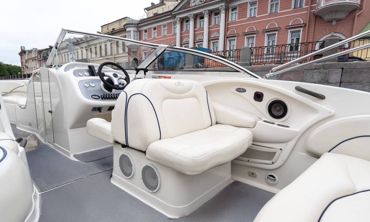 Катер Монтерей (Monterey) 298 SS — аренда катера с капитаном СПб