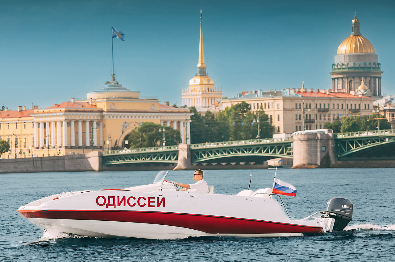 Катер Одиссей — салон и зона отдыха