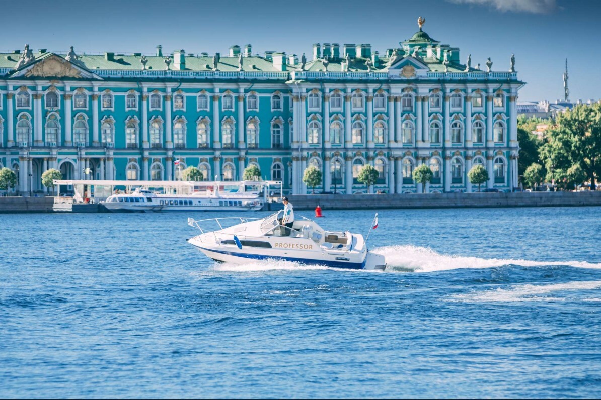 Катер Профессор — салон и зона отдыха