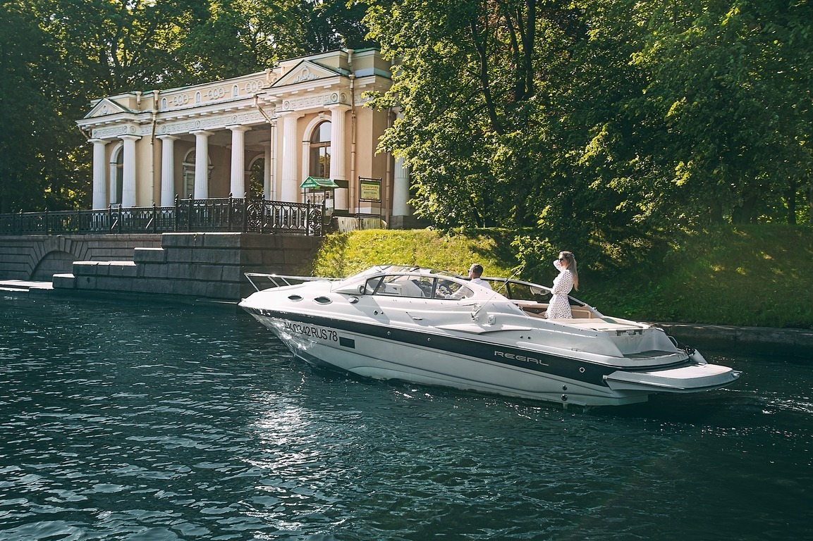 Катер Регал Regal “Montana” 26 — вид с борта на каналы Петербурга