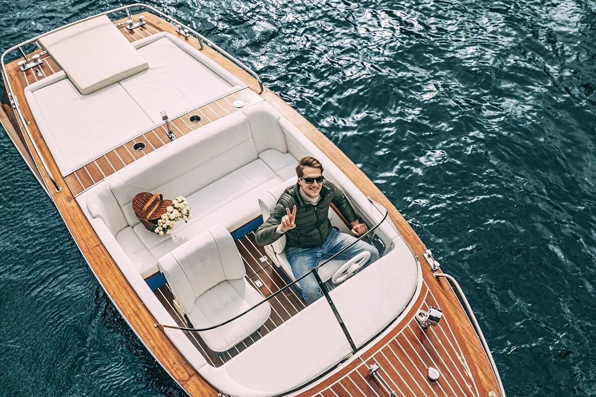 Катер Рива (Riva) — вид с борта на каналы Петербурга