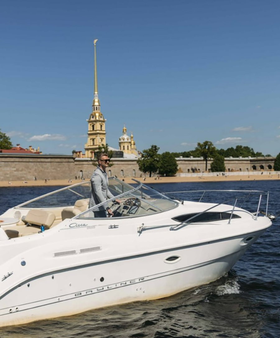 Катер Мистик катер — вид с борта на каналы Петербурга