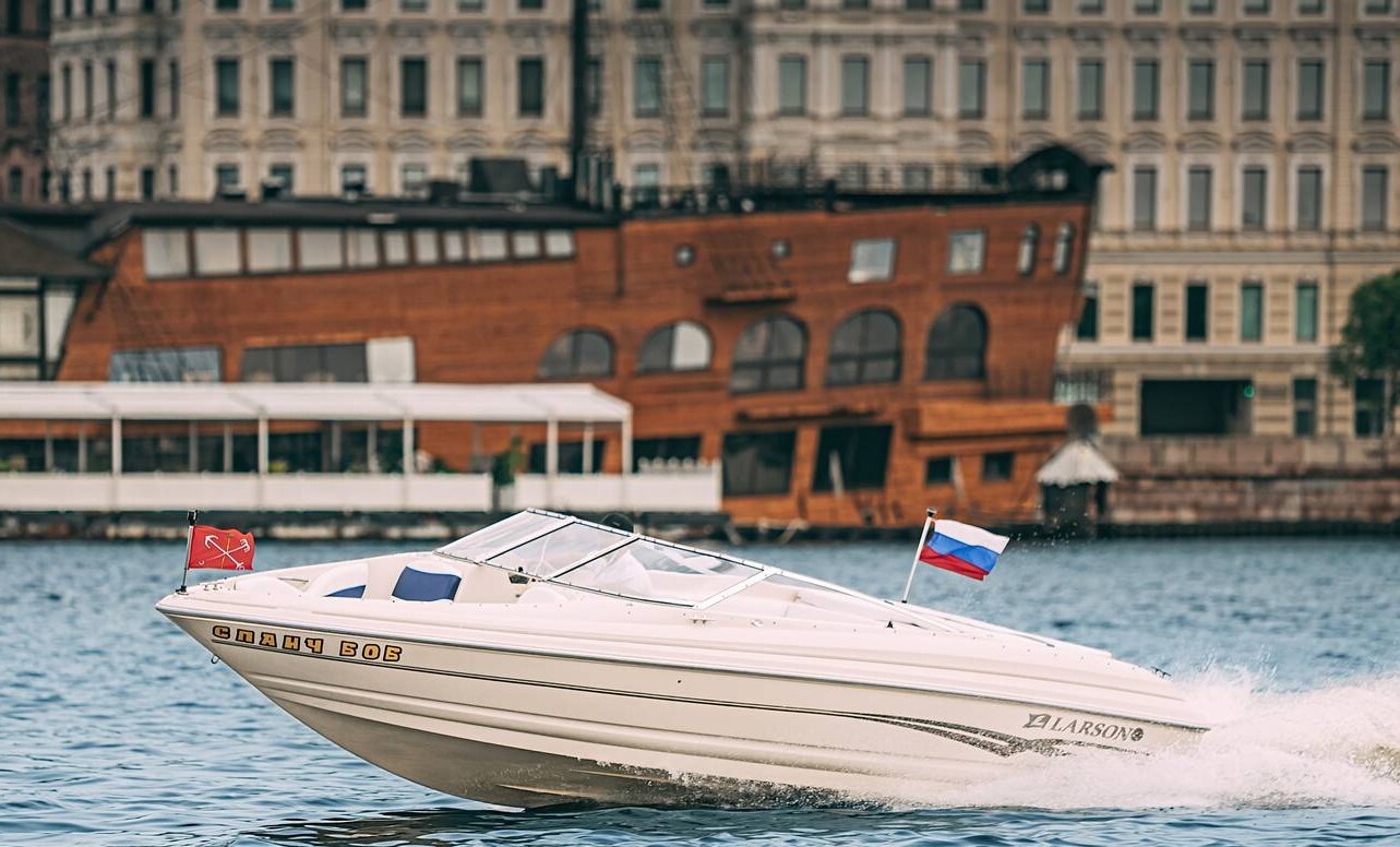 Катер Спанч Боб — вид с борта на каналы Петербурга