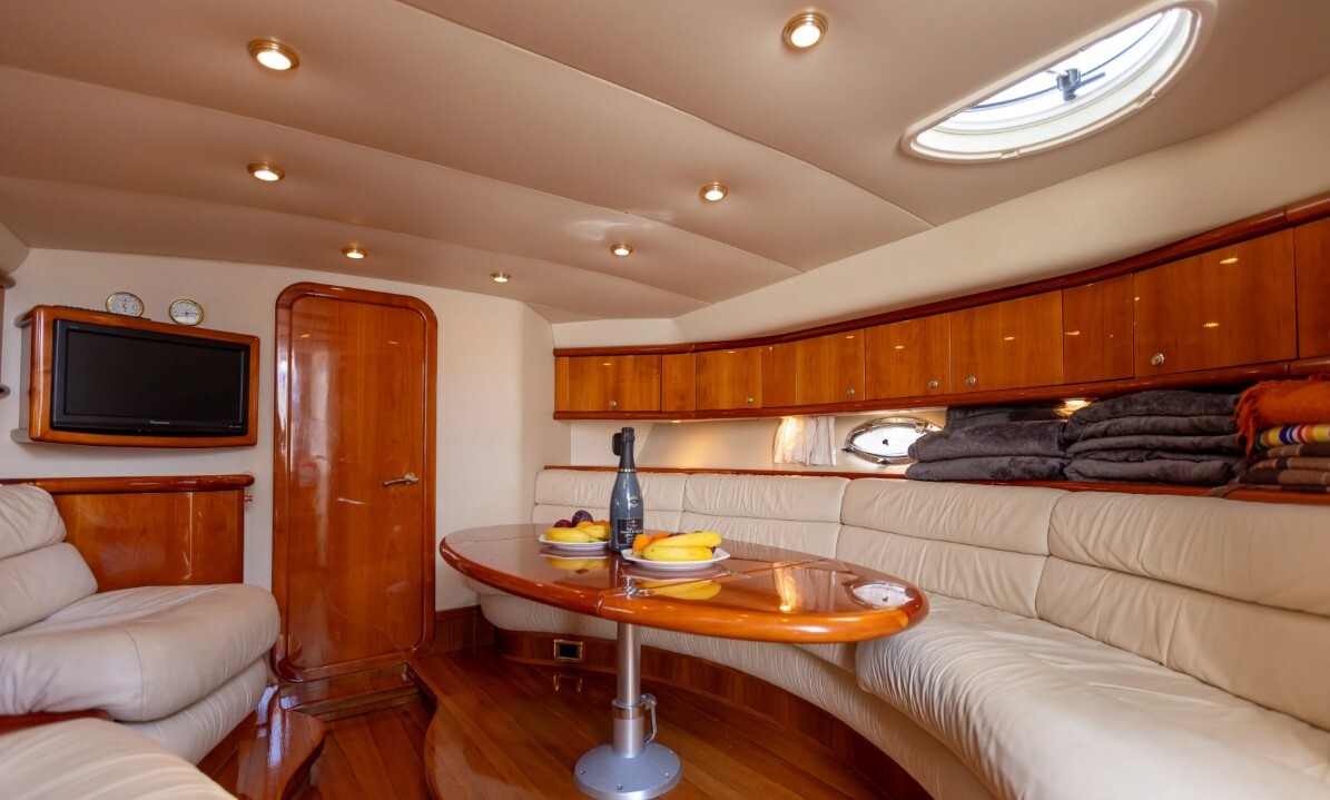 Катер Сансикер Sunseeker 48 — вид с борта на каналы Петербурга