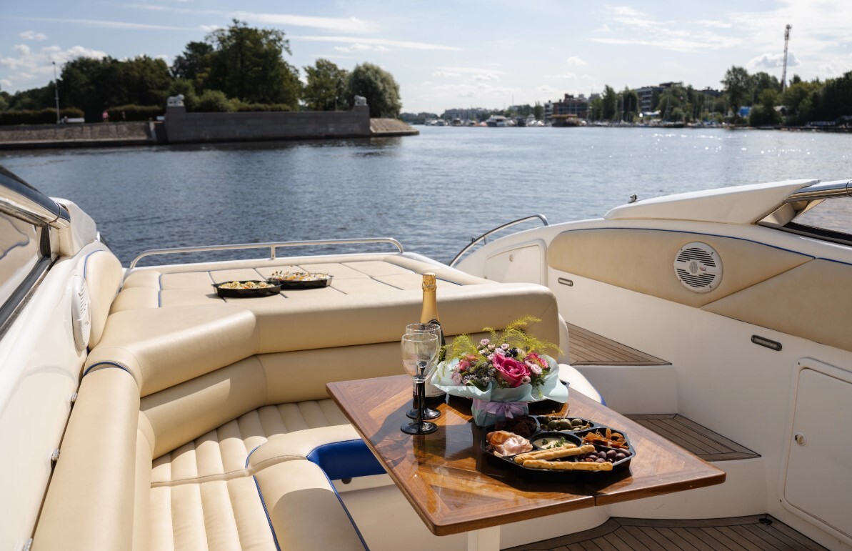 Катер Сансикер Sunseeker 48 — катер для прогулки в Санкт-Петербурге