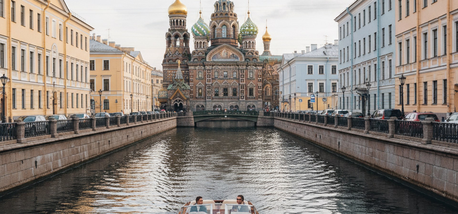 Прогулочный катер в канале Грибоедова у Спаса-на-Крови в Петербурге