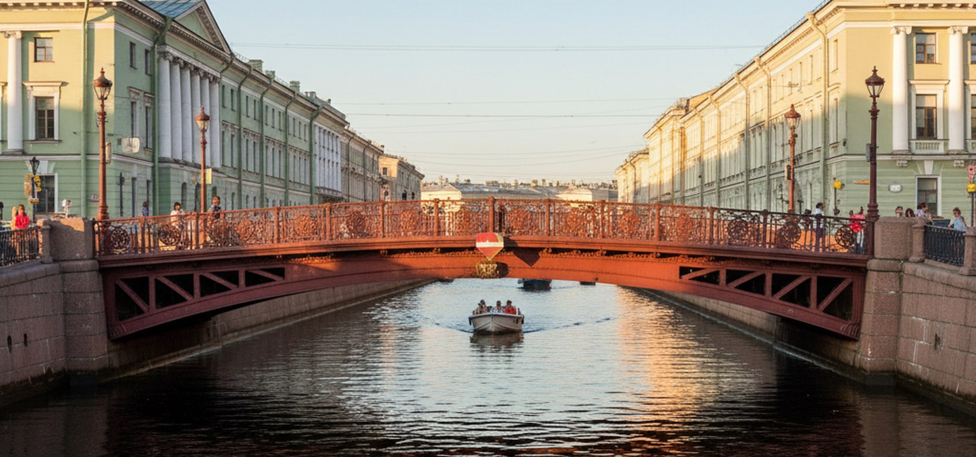 Красный мост через Мойку в Санкт-Петербурге