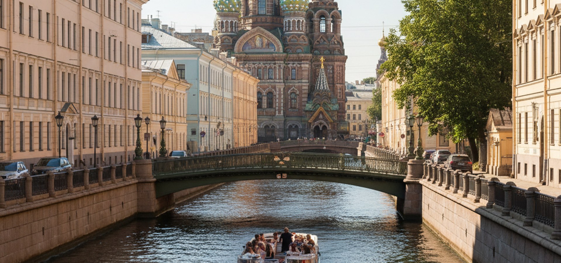 Тёмная вода реки Мойки и катер у пастельного фасада в центре Петербурга