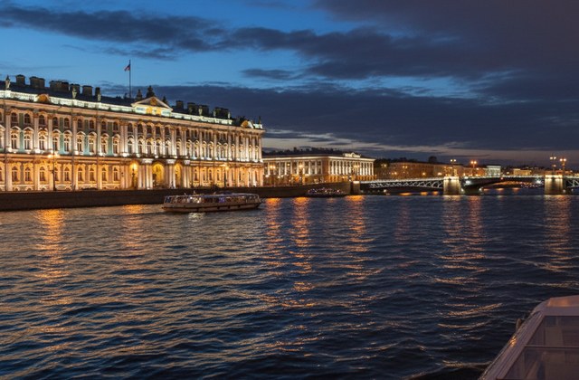 Ночная прогулка на катере — Эрмитаж с подсветкой