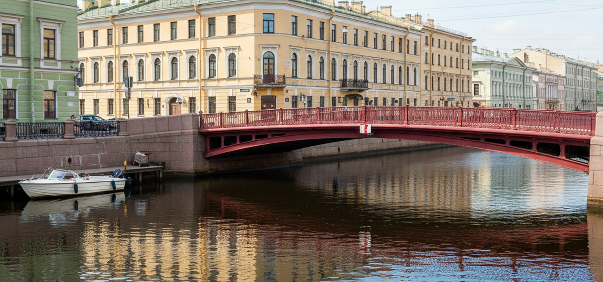 Причал на набережной Мойки, 62 — посадка на катер у Аничкова моста в Санкт-Петербурге