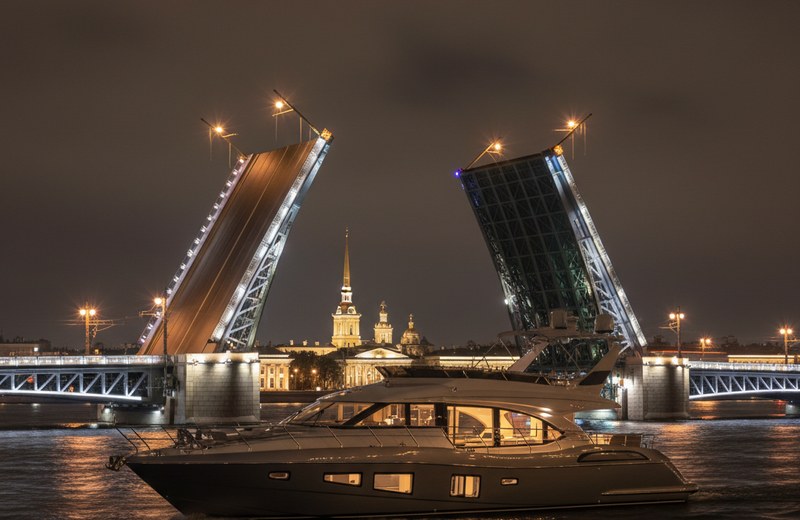 Премиум катер у разведённого Дворцового моста ночью в Петербурге