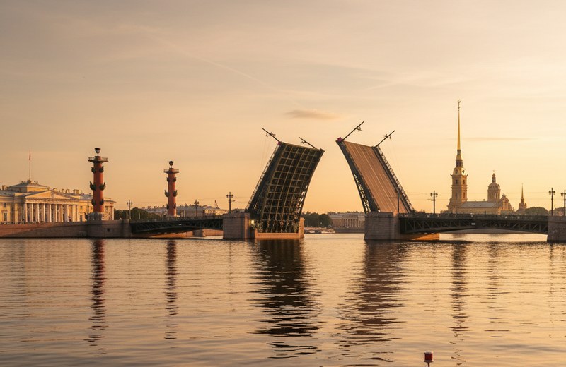 Катер под Дворцовым мостом с видом на Стрелку Васильевского острова