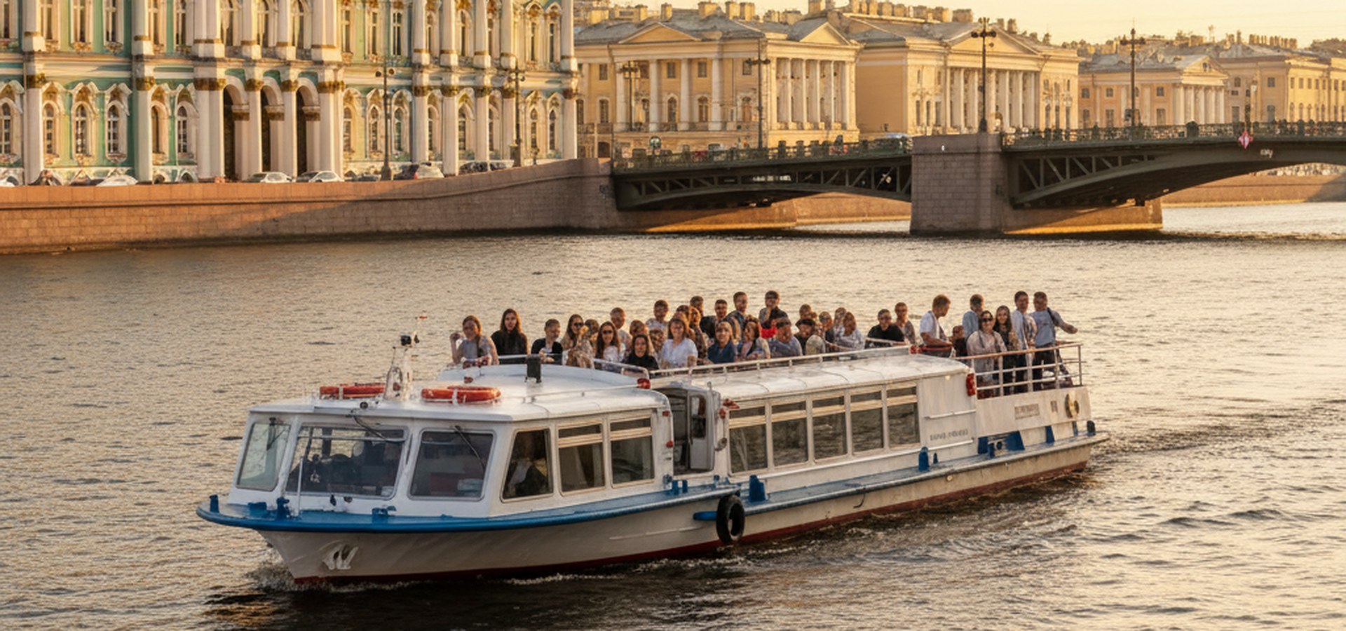 Классический белый теплоход с гостями на палубе на Большой Неве у Дворцового моста