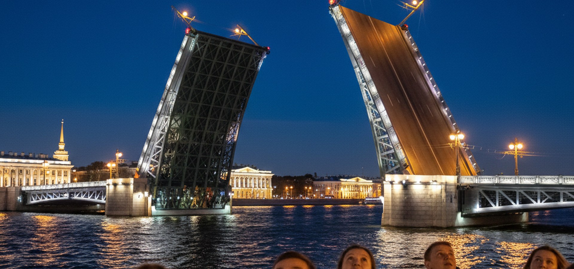 Развод мостов на катере в Санкт-Петербурге — Дворцовый мост ночью