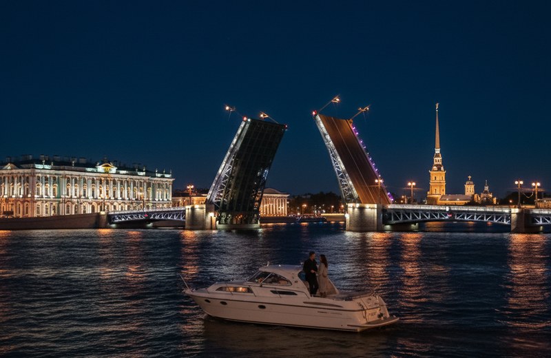 Ночная яхта на Неве у поднятого Дворцового моста в огнях Эрмитажа