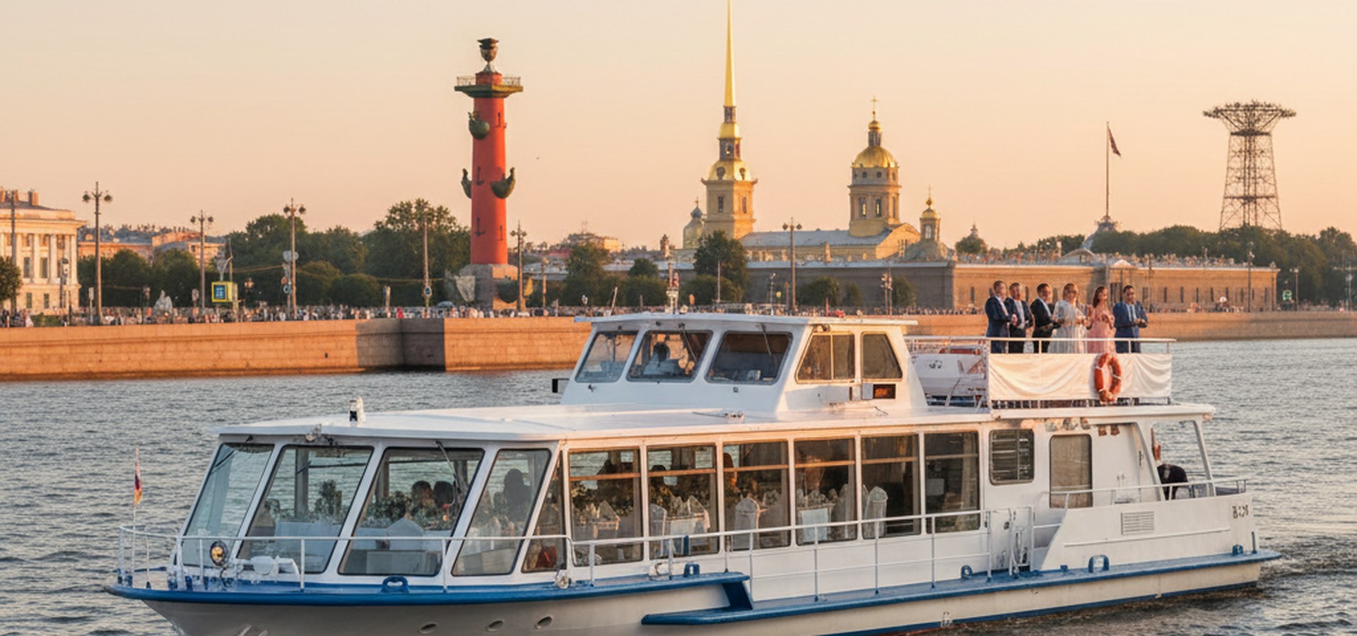 Двухпалубный теплоход с банкетом на 100 гостей у Стрелки Васильевского острова