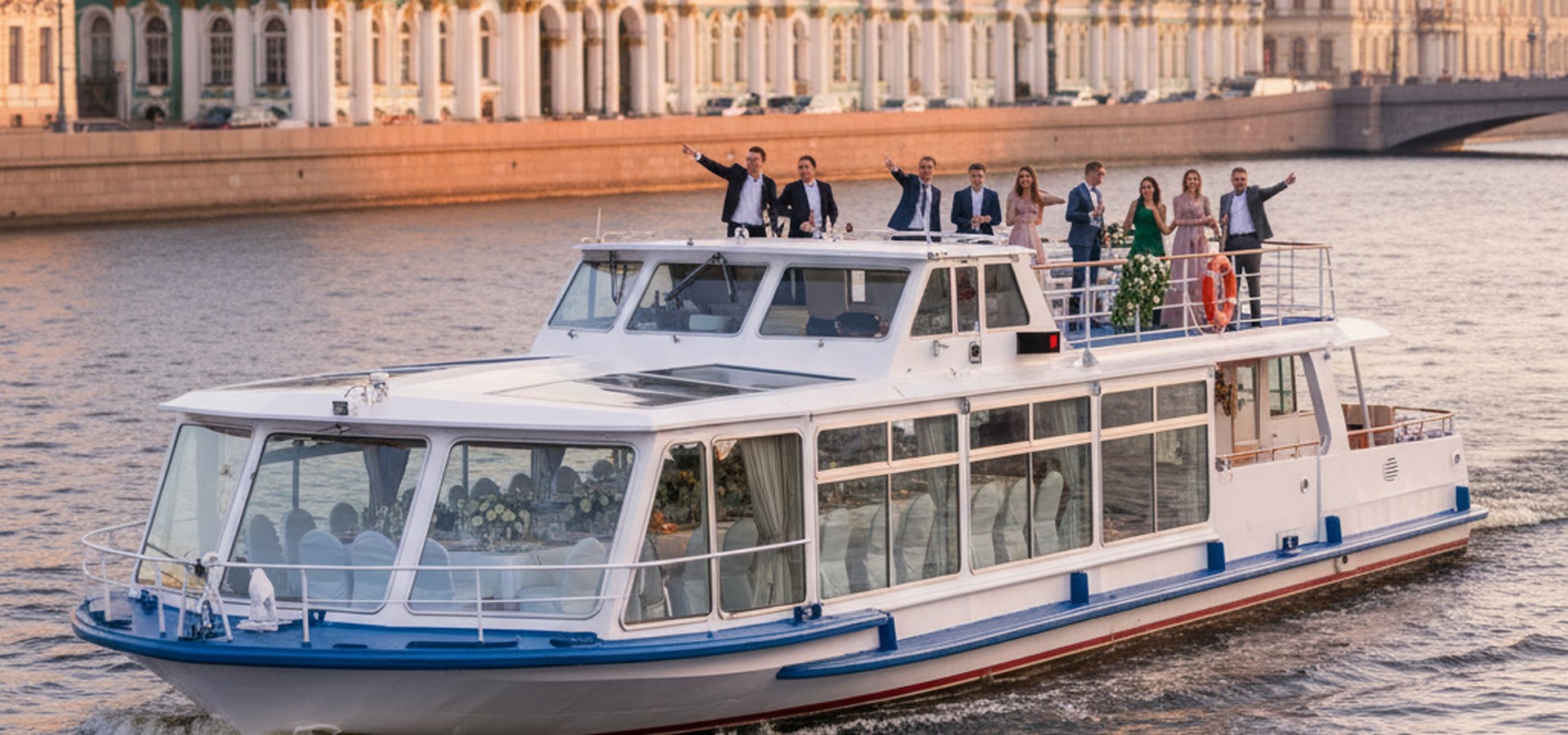 Двухпалубный теплоход с банкетом на 50 гостей на Неве у Эрмитажа