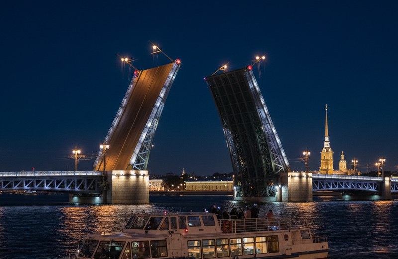 Поднятые крылья Дворцового моста ночью с борта теплохода
