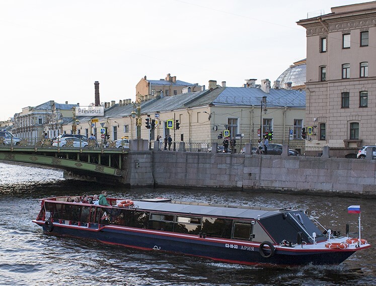 Теплоход Ария — вид с борта на набережные Петербурга