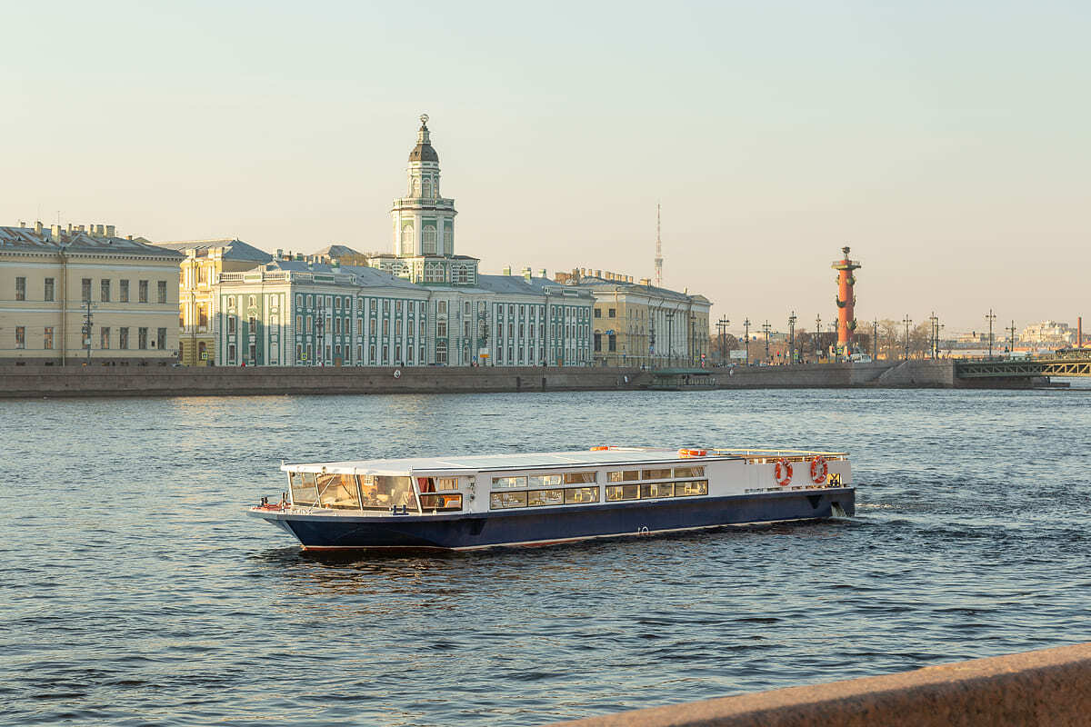 Теплоход Фицджеральд — вид с борта на набережные Петербурга