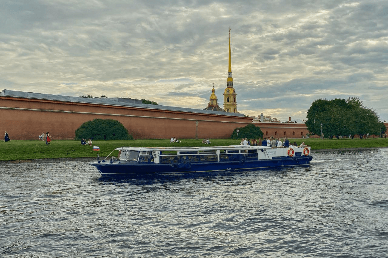 Теплоход Хемингуэй — аренда в Петербурге