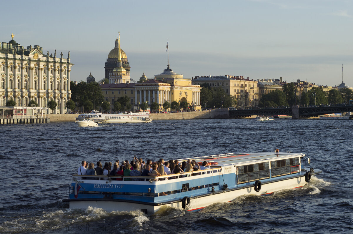 Теплоход Император — аренда теплохода с капитаном СПб
