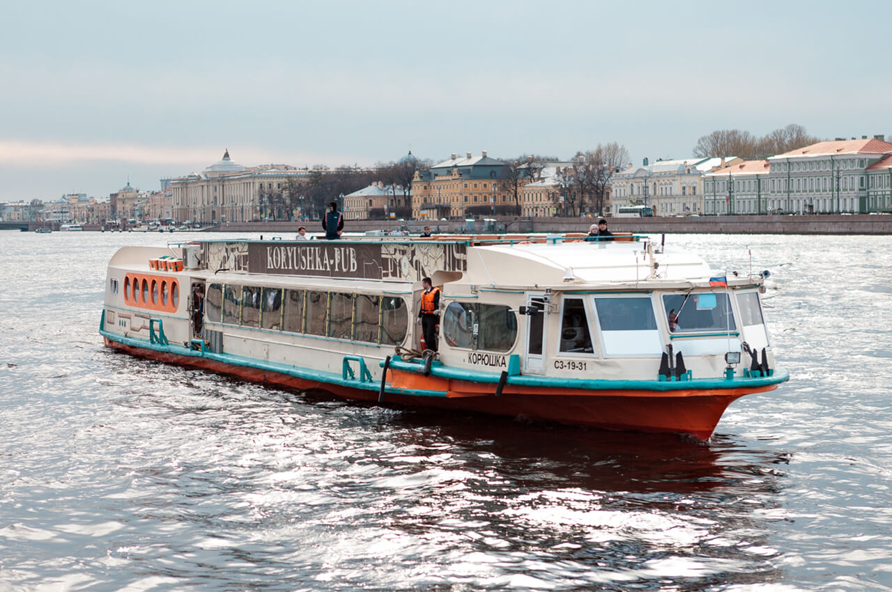 Теплоход Корюшка — вид с борта на набережные Петербурга