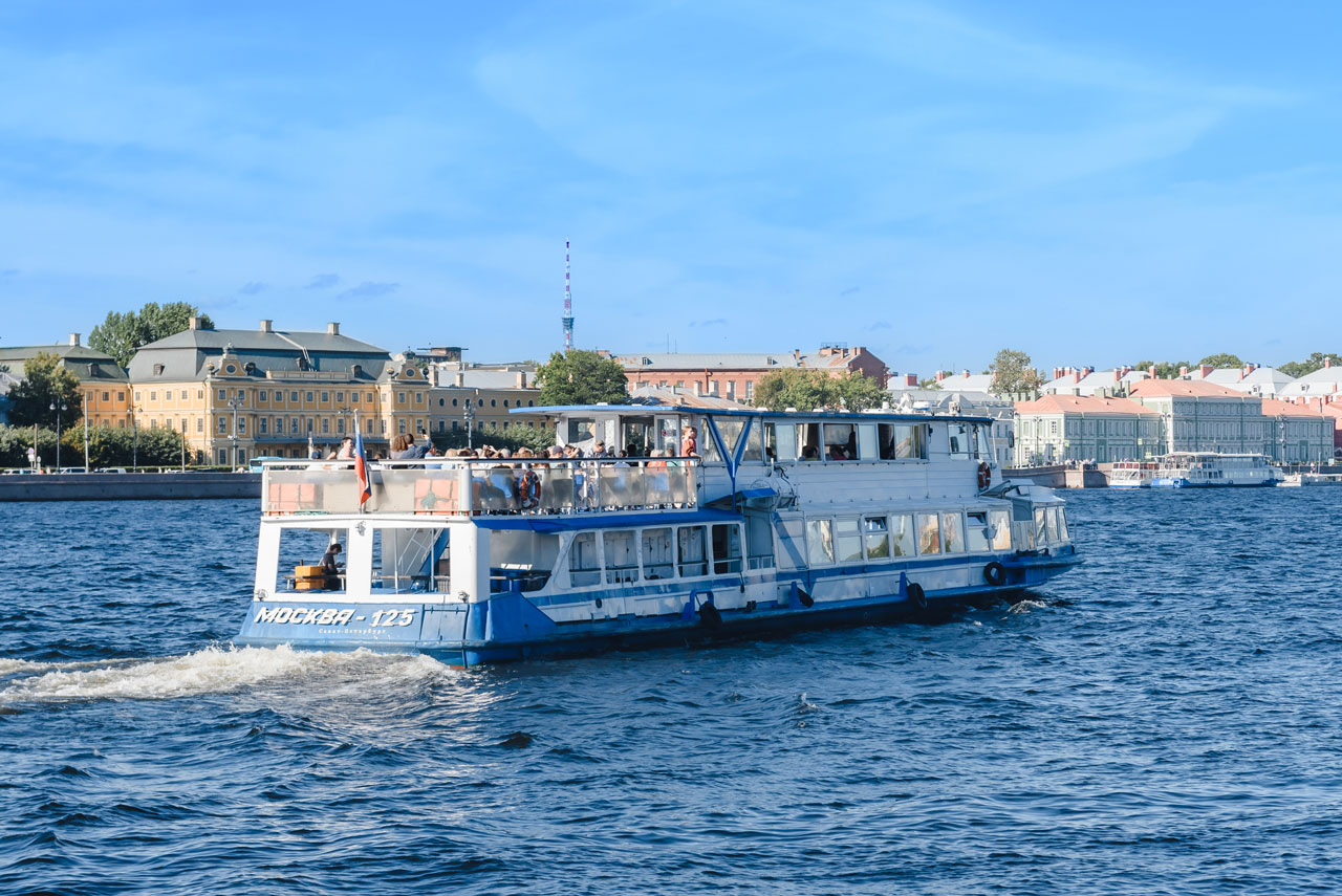 Теплоход Москва 125 — аренда теплохода с капитаном СПб