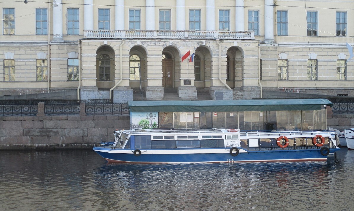 Теплоход Ринальди — вид с борта на набережные Петербурга