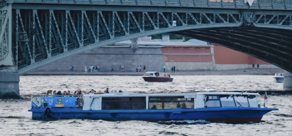 Теплоход Рощинка — вид с борта на набережные Петербурга