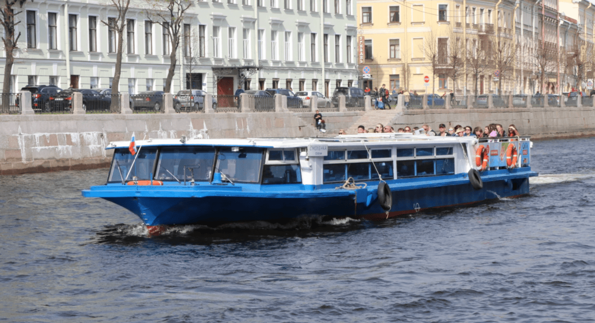 Теплоход Смоленка — вид с борта на набережные Петербурга