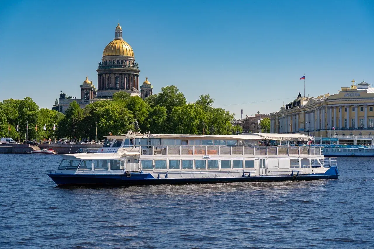 Теплоход Василий — вид с борта на набережные Петербурга